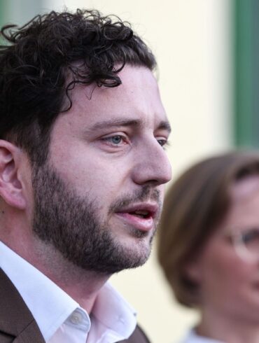 Laut Co-Parteichef Felix Banaszak sind die Grünen weiter dafür offen, im alten Bundestag mehr Geld für Verteidigungsausgaben zu beschließen. (Archivbild)