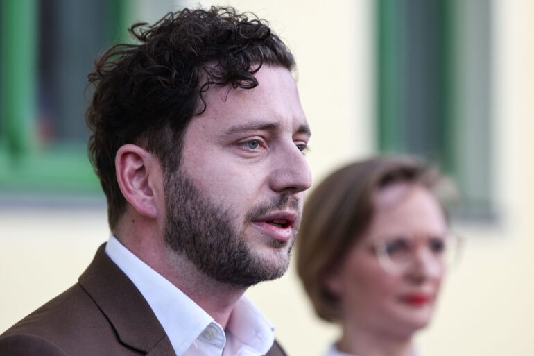 Laut Co-Parteichef Felix Banaszak sind die Grünen weiter dafür offen, im alten Bundestag mehr Geld für Verteidigungsausgaben zu beschließen. (Archivbild)
