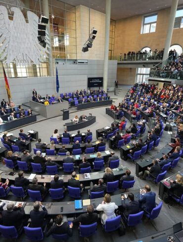 Anträge auf Absetzung der Bundestagssitzung zum Finanzpaket in letzter Minute scheitern.