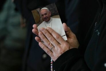 Papst Franziskus ist bereits seit mehr als drei Wochen im Krankenhaus.