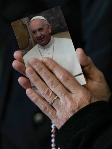 Papst Franziskus ist bereits seit mehr als drei Wochen im Krankenhaus.