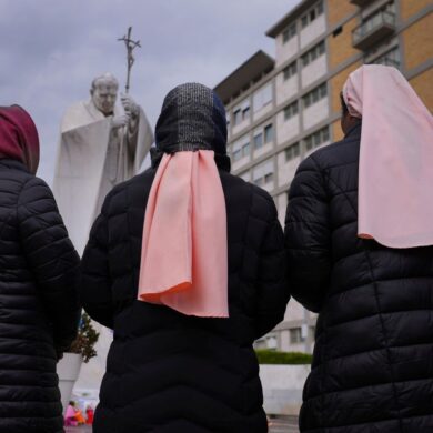 Papst Franziskus liegt seit mehr als zwei Wochen im Gemelli-Krankenhaus, wo vor einem Denkmal von Johannes Paul II. Nonnen für ihn beten.