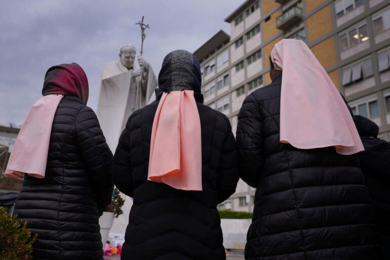 Papst Franziskus liegt seit mehr als zwei Wochen im Gemelli-Krankenhaus, wo vor einem Denkmal von Johannes Paul II. Nonnen für ihn beten.
