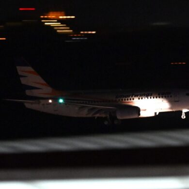 Das Flugzeug landete am späten Abend am Flughafen Halle/Leipzig. Die Reise hatte für die Afghaninnen und Afghanen am Vormittag in der pakistanischen Hauptstadt Islamabad begonnen.