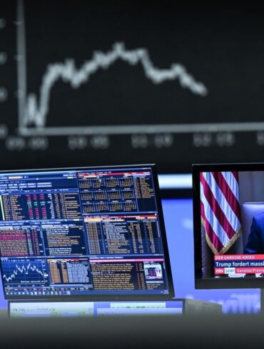 Das angekündigte Zollpaket von US-Präsident Trump hat die Aktienkurse kräftig ins Minus gedrückt.