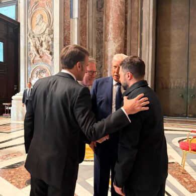 Macron spricht mit Selenskyj in Rom über den Krieg in der Ukraine.