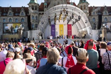 Der Kirchentag wird vor dem Rathaus in Hannover eröffnet.