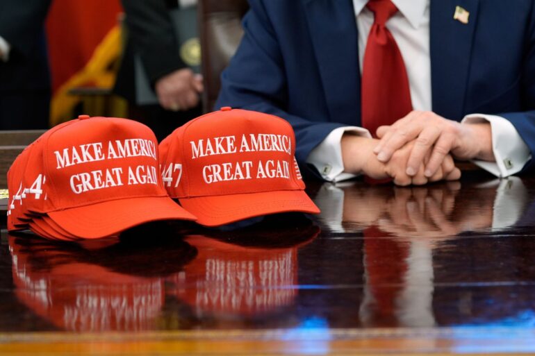 Rote Kappen stehen sind in den USA ein Symbol für Trump.