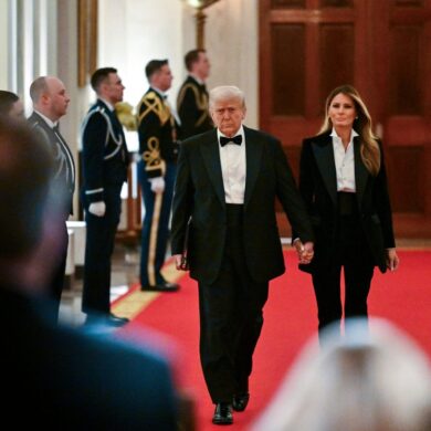 US-Präsident Trump und seine Ehefrau Melania reisen zur Bestattung des Papstes.