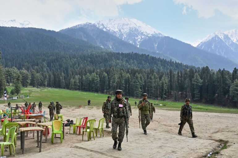 Indische Sicherheitskräfte inspizieren den Ort in Pahalgam, an dem Militante am Dienstag wahllos das Feuer auf Touristen eröffnet haben. (Foto Archiv)