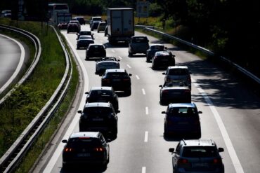 Die EU-Kommission will eine jährliche Pflichtuntersuchung für ältere Autos. (Archivbild)