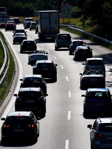 Die EU-Kommission will eine jährliche Pflichtuntersuchung für ältere Autos. (Archivbild)
