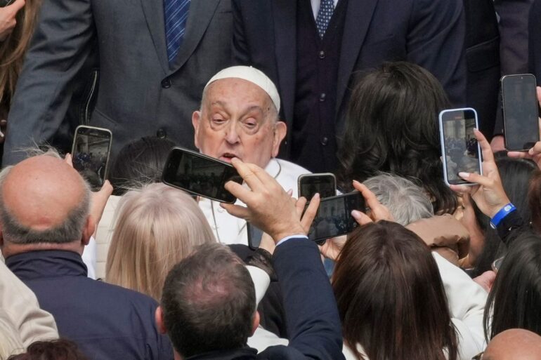Papst Franziskus geht nach seiner Entlassung aus dem Krankenhaus immer wieder überraschend an die Öffentlichkeit. (Foto: Archiv)