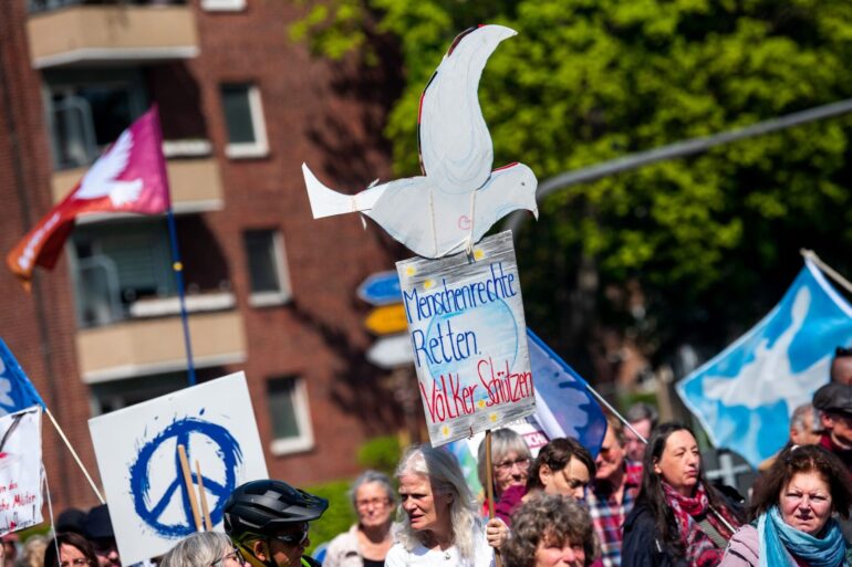 Die Teilnehmer der Ostermärsche - hier in Hamburg - wünschen sich weltweiten Frieden. Die Realität sieht anders aus.