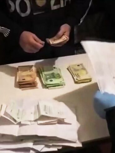 Es wurden unter anderem Geschäftsunterlagen und Bargeld sichergestellt.
