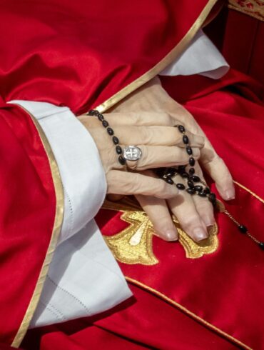 Noch liegt der tote Papst im offenen Sarg im Petersdom.