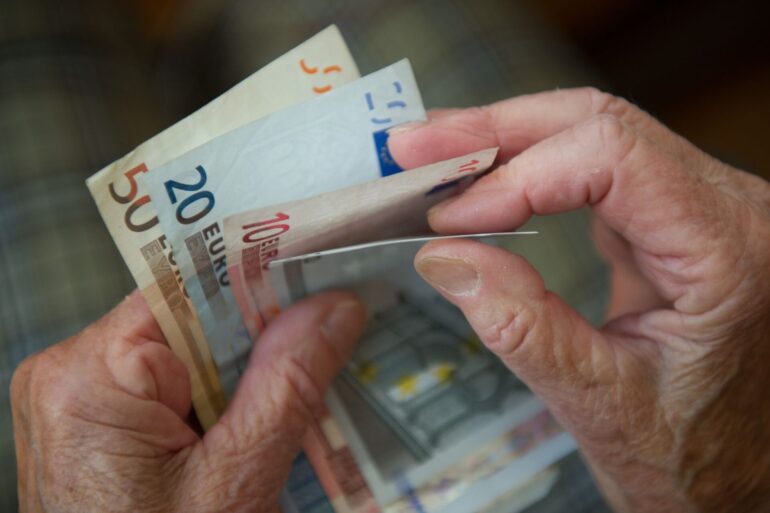 Den Älteren in Deutschland soll das Geld nicht ausgehen - doch wer zahlt dafür? (Archivbild)