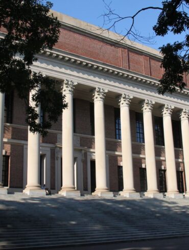 Die renommierte Harvard-Uni stellt sich dem Kurs der Trump-Regierung entgegen. (Archivbild)