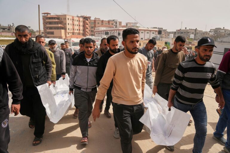Im Gazastreifen werden mehrere durch Angriffe der israelischen Armee getötete Palästinenser zu Grabe getragen.