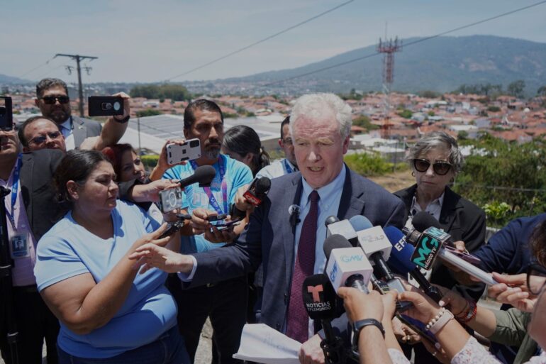 Van Hollen ist persönlich nach El Salvador gereist, um sich für die Rückführung von Abrego Garcia in die USA einzusetzen.