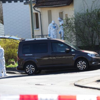 Bei den Todesopfern der Gewalttat in Weitefeld im Westerwald handelt es sich um eine dreiköpfige Familie.