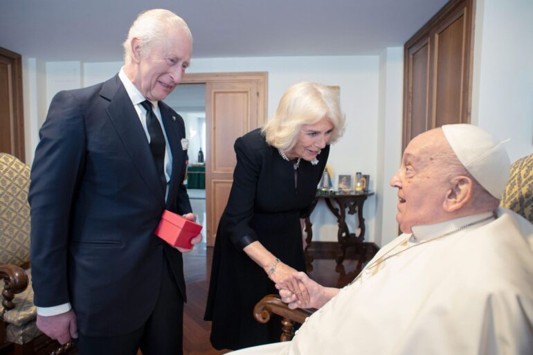 Der König und die Königin trafen den Papst im April.