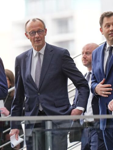 CDU-Chef Friedrich Merz (Mitte) hat in den Verhandlungen mit der SPD bei der Schuldenbremse eine Kehrtwende hingelegt. Mit Spannung wird erwartet, wie groß die Zustimmung der CDU zum Koalitionsvertrag sein wird.