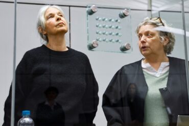 Daniela Klette (links) hat drei Verteidiger, darunter Undine Weyers. Die Anwälte wollen die Einstellung oder zumindest Aussetzung des Prozesses erreichen. (Archivbild)