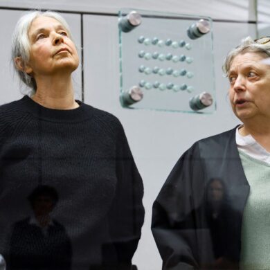 Daniela Klette (links) hat drei Verteidiger, darunter Undine Weyers. Die Anwälte wollen die Einstellung oder zumindest Aussetzung des Prozesses erreichen. (Archivbild)