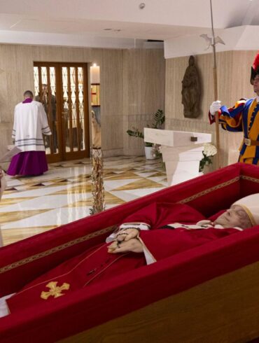 Der tote Papst Franziskus liegt nun in der Kapelle seiner Residenz Santa Marta im offenen Sarg.