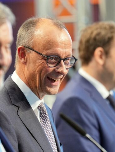 Große Pläne, lachende Gesichter: Auf 146 Seiten haben die Unterhändler von Union und SPD ihre Ideen für die nächsten vier Jahre festgehalten.