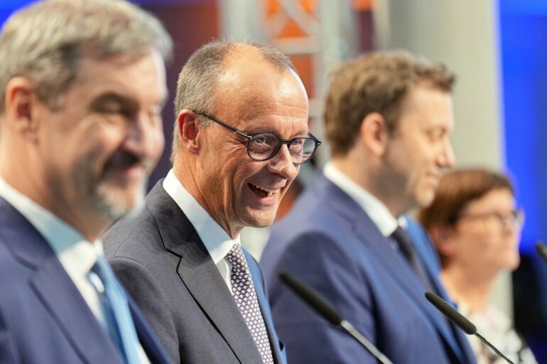 Große Pläne, lachende Gesichter: Auf 146 Seiten haben die Unterhändler von Union und SPD ihre Ideen für die nächsten vier Jahre festgehalten.