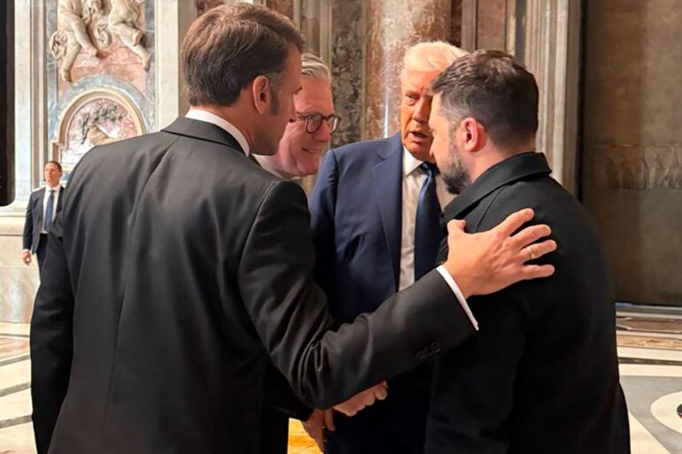 Der ukrainische Präsident Wolodymyr Selenskyj betont in Rom bei den Treffen mit Verbündeten, dass Kiew bereit sei zu einem bedingungslosen Waffenstillstand.