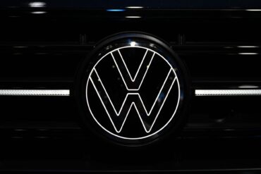Unter dem Strich rutschte der Gewinn von Europas größtem Autobauer im ersten Quartal im Jahresvergleich um knapp 41 Prozent auf 2,19 Milliarden Euro ab. (Archivbild)