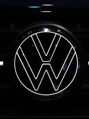 Unter dem Strich rutschte der Gewinn von Europas größtem Autobauer im ersten Quartal im Jahresvergleich um knapp 41 Prozent auf 2,19 Milliarden Euro ab. (Archivbild)