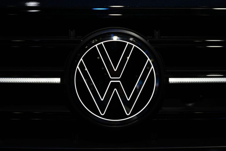 Unter dem Strich rutschte der Gewinn von Europas größtem Autobauer im ersten Quartal im Jahresvergleich um knapp 41 Prozent auf 2,19 Milliarden Euro ab. (Archivbild)