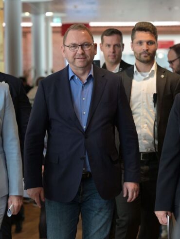 Endlich eine Lösung: Die Unterhändler der Tarifrunde für den öffentlichen Dienst von Bund und Kommunen gehen gemeinsam zur Pressekonferenz.