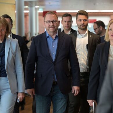 Endlich eine Lösung: Die Unterhändler der Tarifrunde für den öffentlichen Dienst von Bund und Kommunen gehen gemeinsam zur Pressekonferenz.