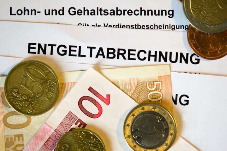 Der Streit zwischen Union und SPD über die Auslegung des Koalitionsvertrags geht weiter, auch in puncto Mindestlohn.