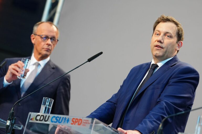 Dass die Einkommenssteuer für kleine und mittlere Einkommen unter Schwarz-Rot gesenkt wird, ist nicht 100-prozentig fix - ebenso wenig wie das Nein zu Steuererhöhungen, sagt nun auch SPD-Chef Lars Klingbeil. (Archivbild)