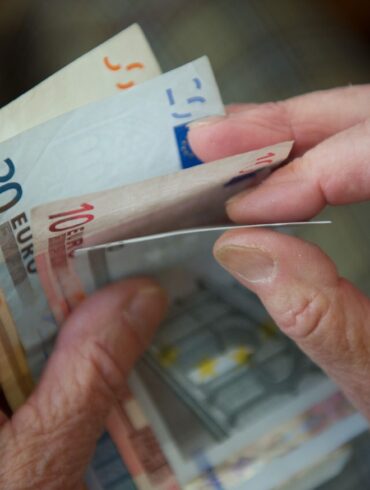 3,74 Prozent mehr Rente erhalten die Rentnerinnen und Rentner ab 1. Juli. (Symbolbild)