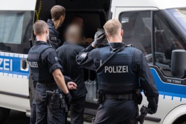Die Gewerkschaft der Polizei (GdP) fordert angesichts der gestiegenen Zahl registrierter Gewalttaten bessere Technik und mehr Personal. (Archivbild)