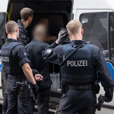 Die Gewerkschaft der Polizei (GdP) fordert angesichts der gestiegenen Zahl registrierter Gewalttaten bessere Technik und mehr Personal. (Archivbild)