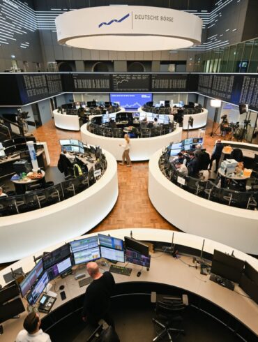 Der Dax sackt um zehn Prozent ab. (Archivbild)