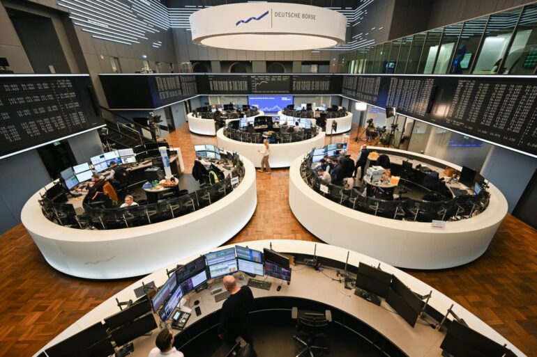 Der Dax sackt um zehn Prozent ab. (Archivbild)