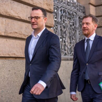 Führende Unionsvertreter sehen bei Koalitionsverhandlungen wachsenden Einigungsdruck durch Turbulenzen in der Weltwirtschaft.
