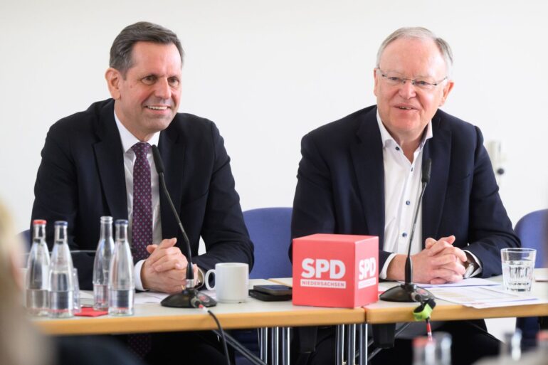 Niedersachsens Noch-Ministerpräsident Stephan Weil (rechts) und sein designierter Nachfolger Olaf Lies konkurrierten 2011 um die SPD-Spitzenkandidatur im Land.