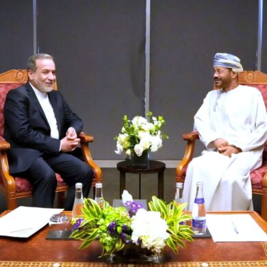 Der iranische Außenminister Abbas Araghtschi (links) ist zu Atomverhandlungen mit den USA in die Hauptstadt des Oman gereist.