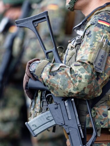 Union und SPD legen sich im Koalitionsvertrag auch beim Thema Wehrpflicht fest. (Archivbild)
