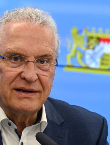 Joachim Herrmann warnt vor einer verschärften Sicherheitslage. (Archivbild)